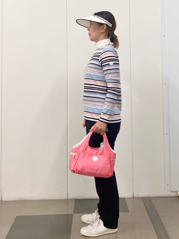 ホワイト系のTシャツ/カットソー、ブラック系のその他パンツ、ピンク系のショルダーバッグを着用したレディースの秋コーディネートの2枚目の写真