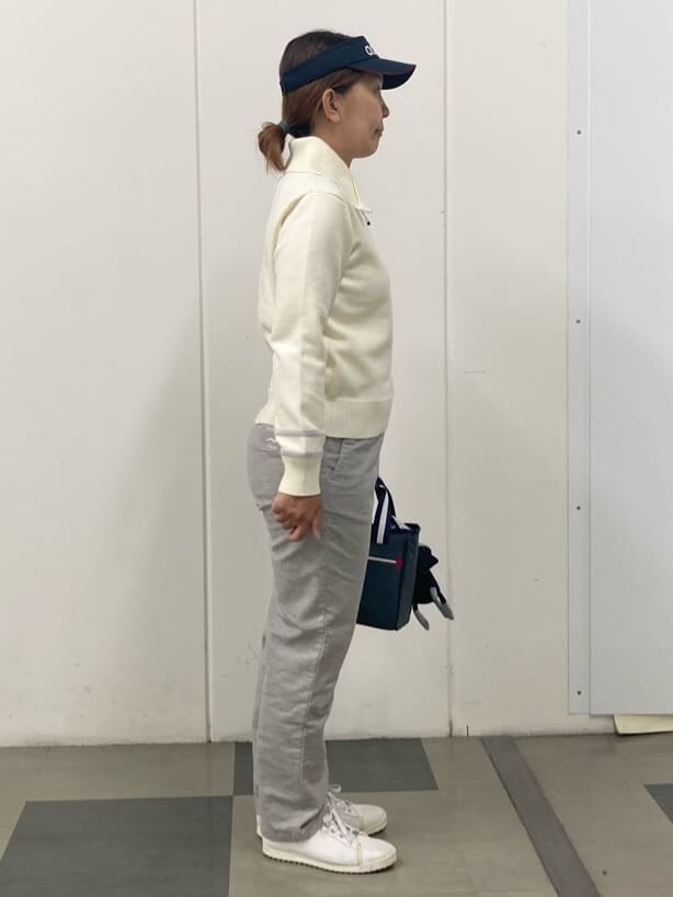 ホワイト系のニット/セーター、グレー系のその他パンツ、グレー系のトートバッグを着用したレディースの秋コーディネートの2枚目の写真