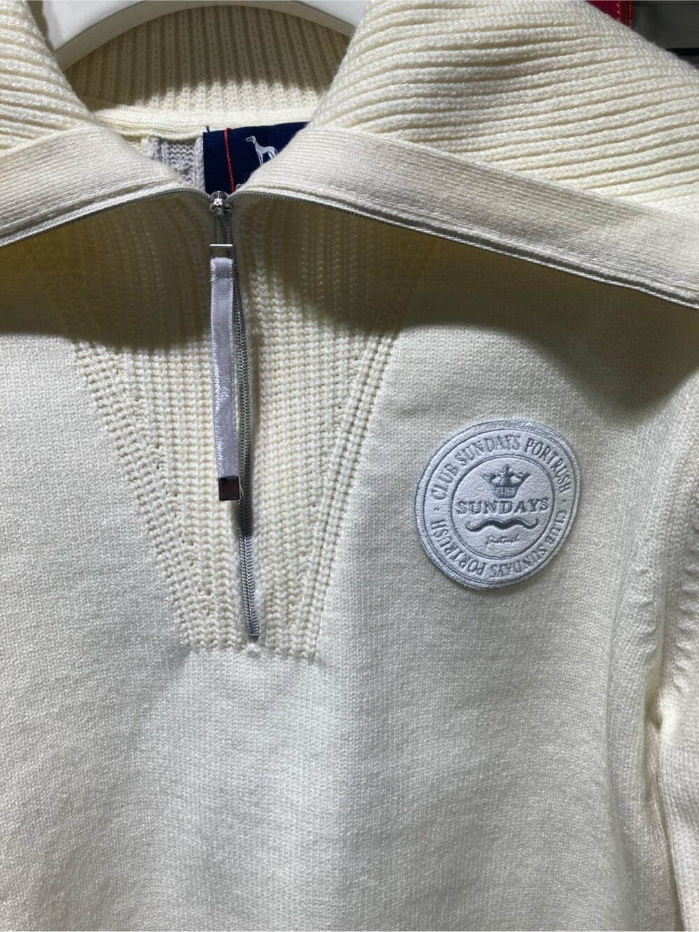 ホワイト系のニット/セーター、グレー系のその他パンツ、グレー系のトートバッグを着用したレディースの秋コーディネートの5枚目の写真