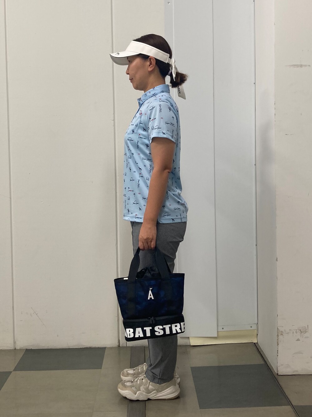 ブルー系のTシャツ/カットソー、ブラック系のその他パンツ、ブルー系のトートバッグを着用したレディースの夏コーディネートの2枚目の写真