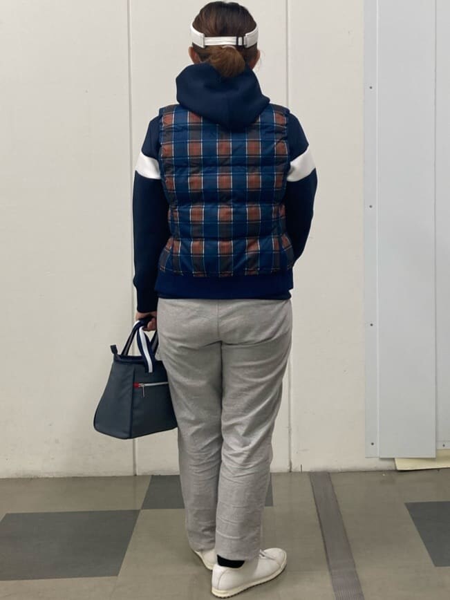 ブルー系のパーカー、ブルー系のその他アウター、グレー系のその他パンツを着用したレディースの秋コーディネートの3枚目の写真