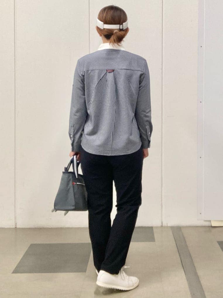 ブルー系のシャツ/ブラウス、ブルー系のその他パンツ、グレー系のトートバッグを着用したレディースの夏コーディネートの3枚目の写真