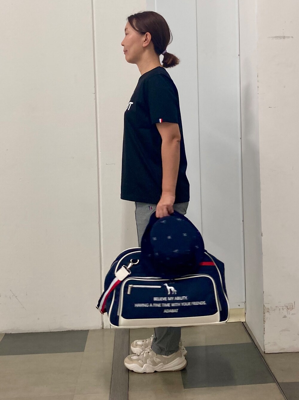 ブラック系のその他パンツ、ブルー系のボストンバッグ、ブラック系のTシャツ/カットソーを着用したレディースの夏コーディネートの2枚目の写真