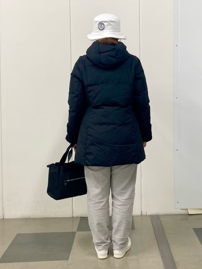 ブラック系のダウンジャケット/コート、グレー系のその他パンツ、ブラック系のトートバッグを着用したレディースの冬コーディネートの3枚目の写真