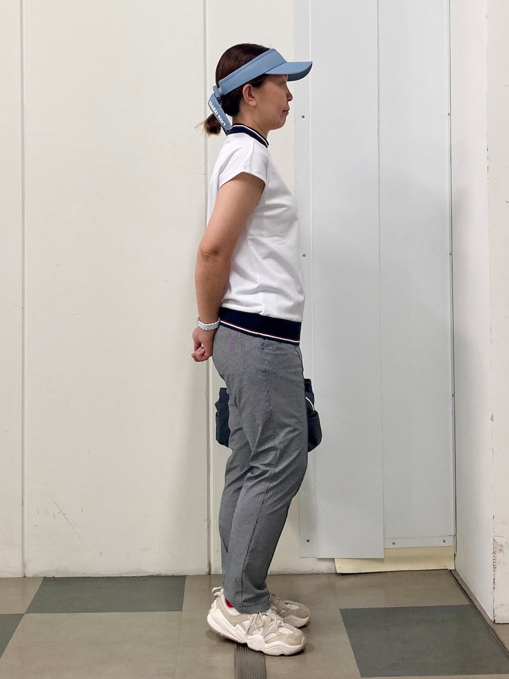 ホワイト系のTシャツ/カットソー、ブラック系のその他パンツ、ブルー系のサンバイザーを着用したレディースの夏コーディネートの3枚目の写真