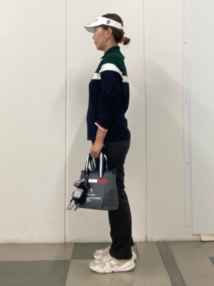グリーン系のニット/セーター、ブラック系のその他パンツ、グレー系のトートバッグを着用したレディースの秋コーディネートの2枚目の写真