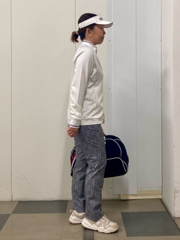 ホワイト系のブルゾン、ブルー系のニット/セーター、グレー系のその他パンツを着用したレディースの春コーディネートの4枚目の写真