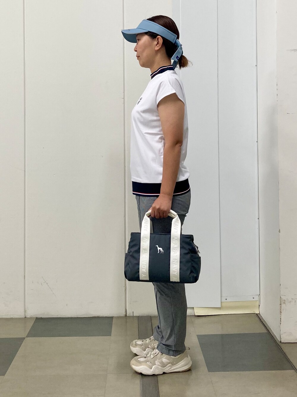 ホワイト系のTシャツ/カットソー、ブラック系のその他パンツ、ブルー系のサンバイザーを着用したレディースの夏コーディネートの2枚目の写真