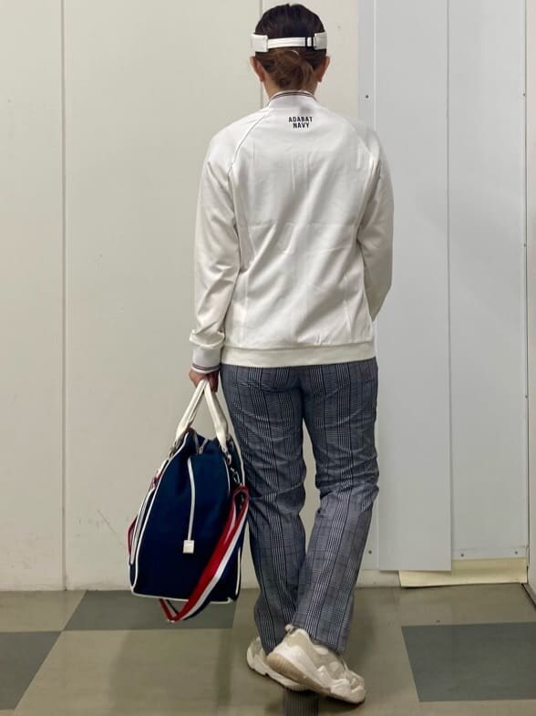ホワイト系のブルゾン、ブルー系のニット/セーター、グレー系のその他パンツを着用したレディースの春コーディネートの3枚目の写真