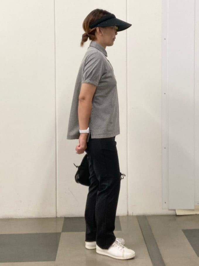 ブラック系のポロシャツ、ブラック系のその他パンツ、ブラック系のハンドバッグを着用したレディースの夏コーディネートの4枚目の写真