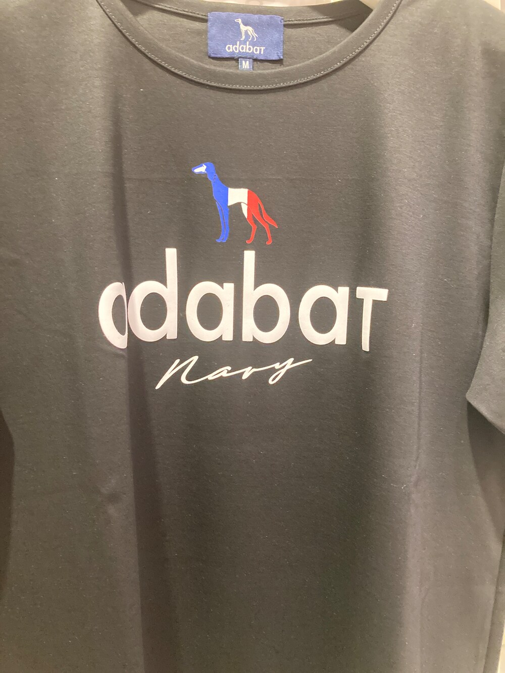 ブラック系のその他パンツ、ブルー系のボストンバッグ、ブラック系のTシャツ/カットソーを着用したレディースの夏コーディネートの5枚目の写真