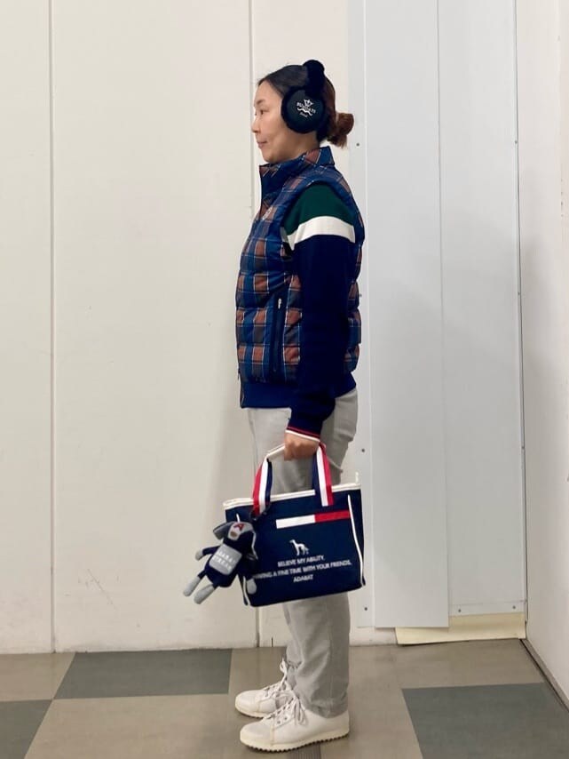 ブルー系のその他アウター、グリーン系のニット/セーター、グレー系のその他パンツを着用したレディースの冬コーディネートの2枚目の写真