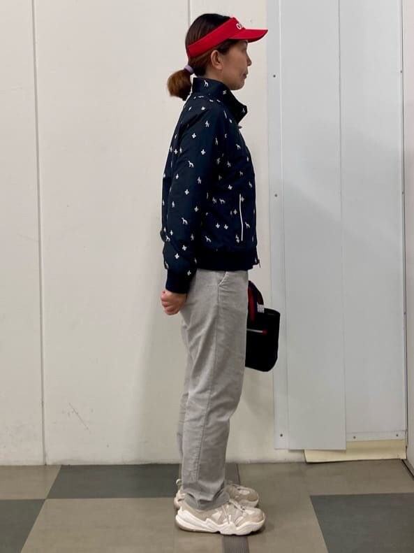 ブラック系のブルゾン、グリーン系のニット/セーター、グレー系のその他パンツを着用したレディースの冬コーディネートの4枚目の写真