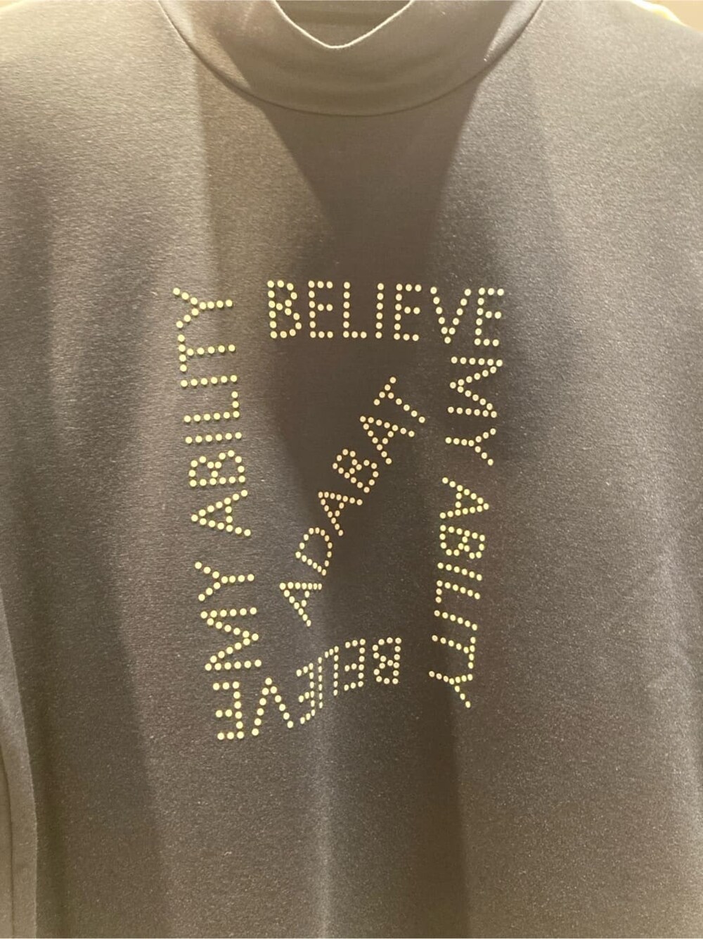 グレー系のベスト、ブルー系のTシャツ/カットソー、ブルー系のその他パンツを着用したレディースの春コーディネートの5枚目の写真