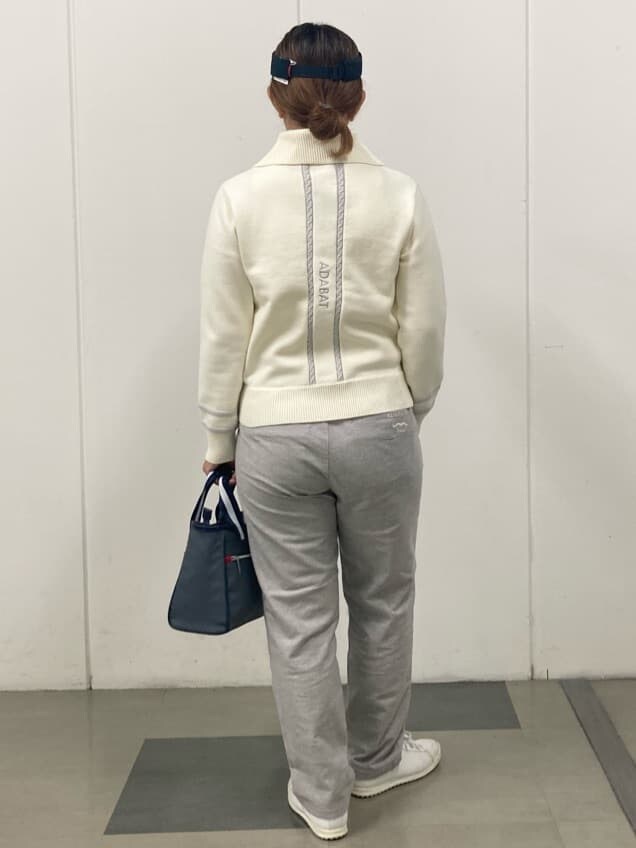 ホワイト系のニット/セーター、グレー系のその他パンツ、グレー系のトートバッグを着用したレディースの秋コーディネートの3枚目の写真