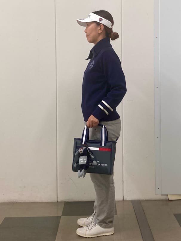 ブルー系のニット/セーター、グレー系のその他パンツ、グレー系のトートバッグを着用したレディースの秋コーディネートの4枚目の写真