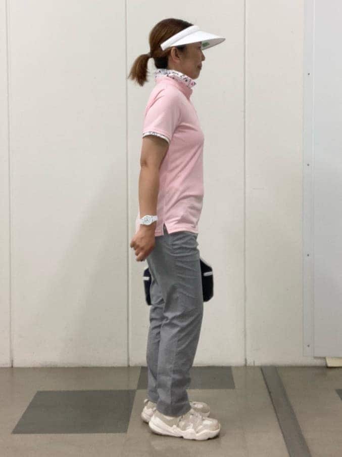 ピンク系のポロシャツ、ホワイト系のその他パンツ、ブルー系のショルダーバッグを着用したレディースの春コーディネートの4枚目の写真
