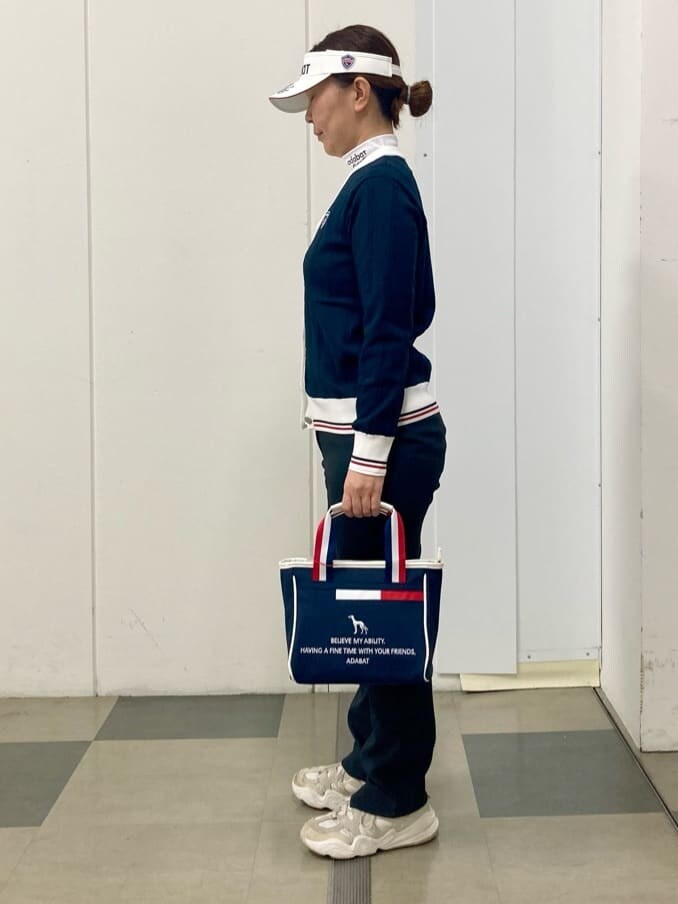 ブルー系のカーディガン/ボレロ、ホワイト系のTシャツ/カットソー、ブルー系のトートバッグを着用したレディースの冬コーディネートの2枚目の写真