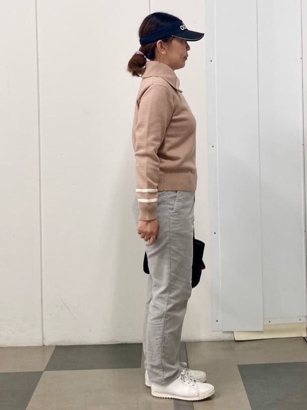 ベージュ系のニット/セーター、グレー系のその他パンツ、ブラック系のトートバッグを着用したレディースの冬コーディネートの3枚目の写真