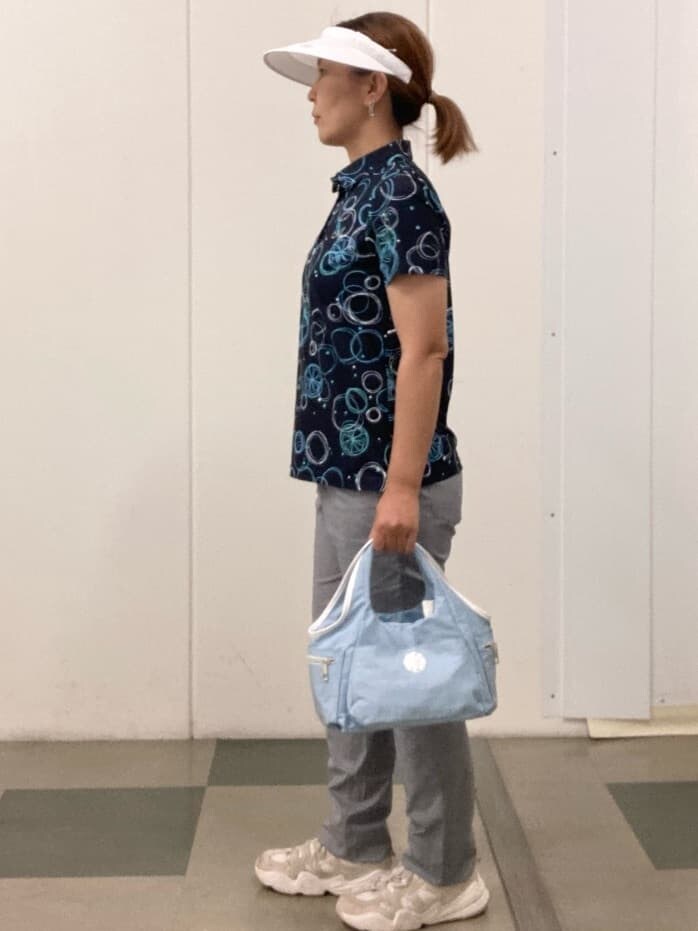ホワイト系のその他パンツ、ブルー系のポロシャツ、ブルー系のショルダーバッグを着用したレディースの春コーディネートの2枚目の写真
