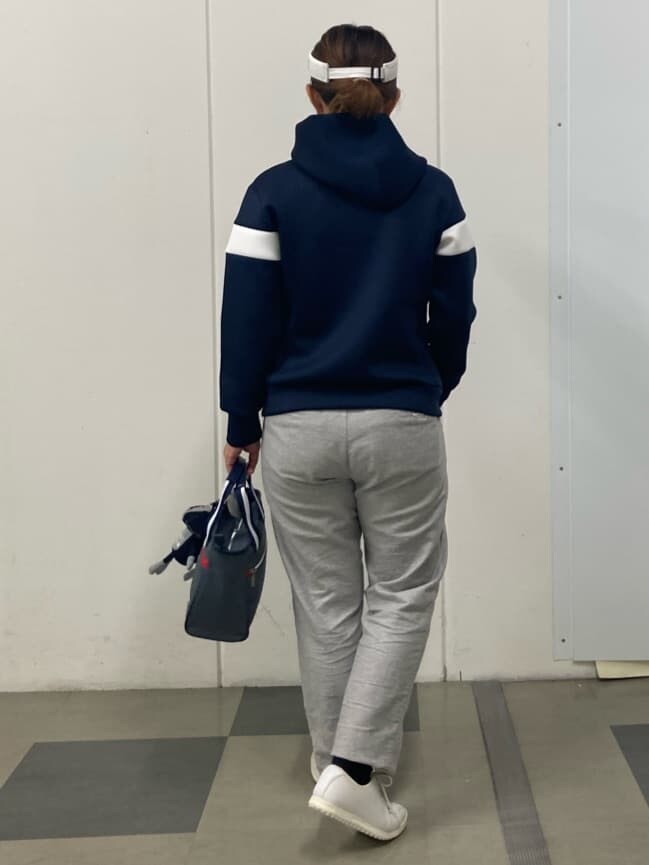 ブルー系のパーカー、グレー系のその他パンツ、グレー系のトートバッグを着用したレディースの秋コーディネートの3枚目の写真