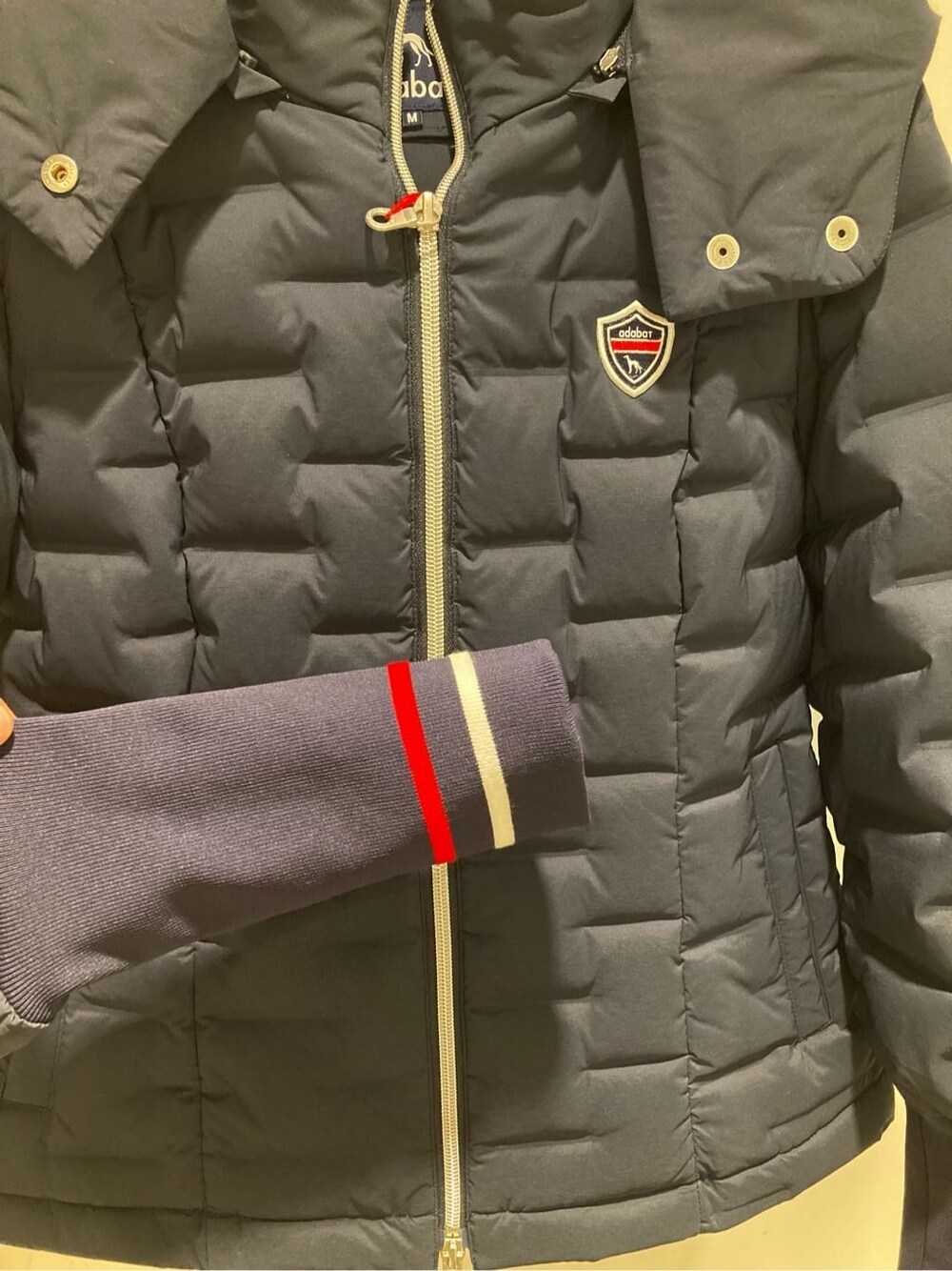 ブルー系のダウンジャケット/コート、グリーン系のニット/セーター、グレー系のその他パンツを着用したレディースの秋コーディネートの6枚目の写真