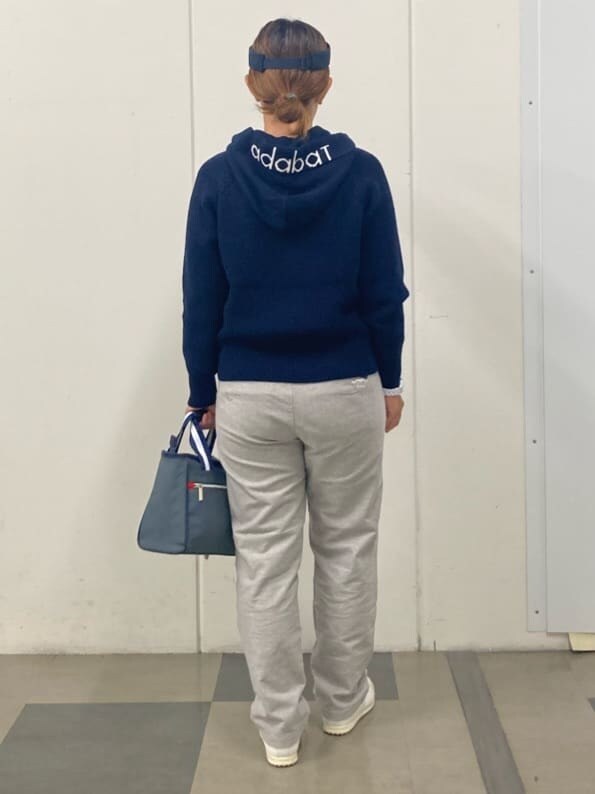 ブルー系のニット/セーター、グレー系のその他パンツ、グレー系のトートバッグを着用したレディースの秋コーディネートの3枚目の写真