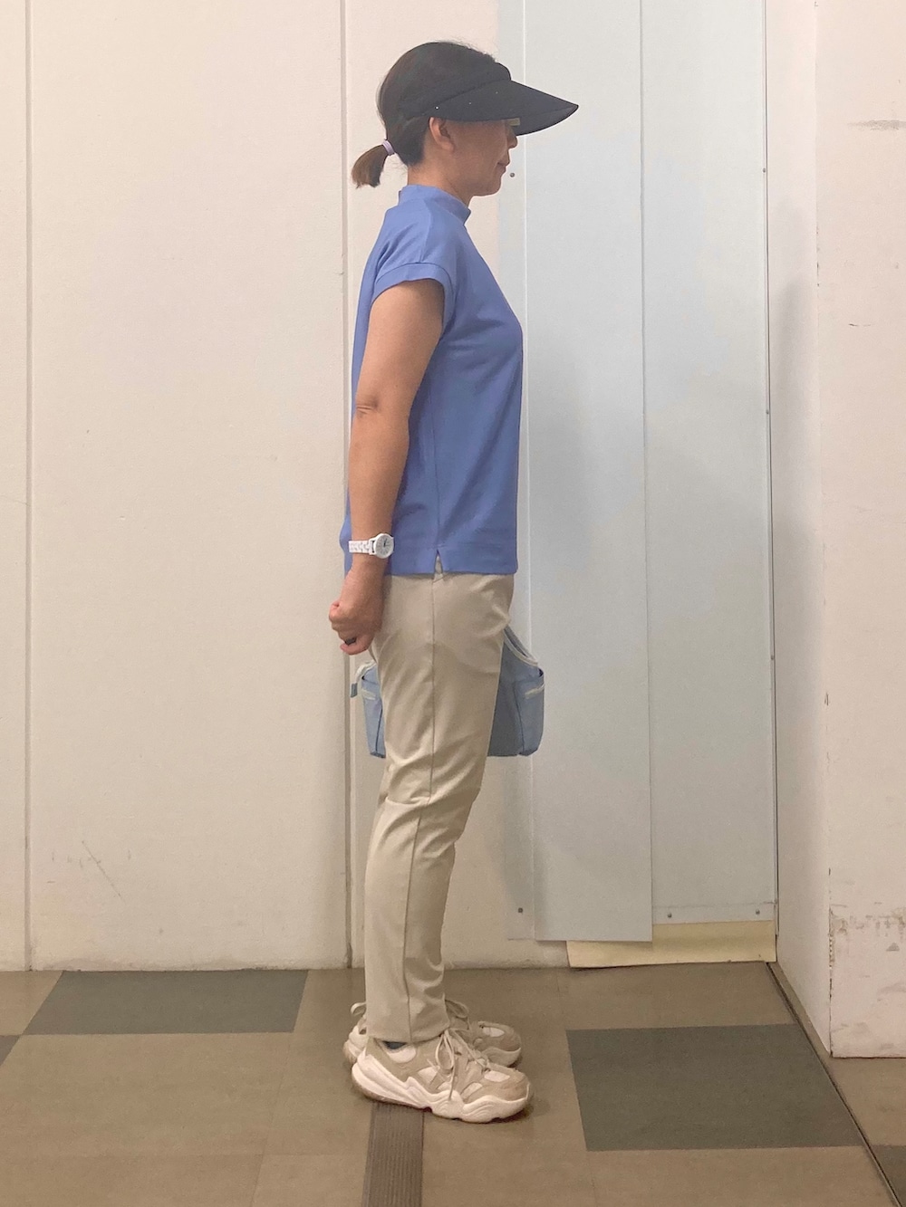ブルー系のTシャツ/カットソー、ベージュ系のその他パンツ、ブルー系のショルダーバッグを着用したレディースの春コーディネートの4枚目の写真