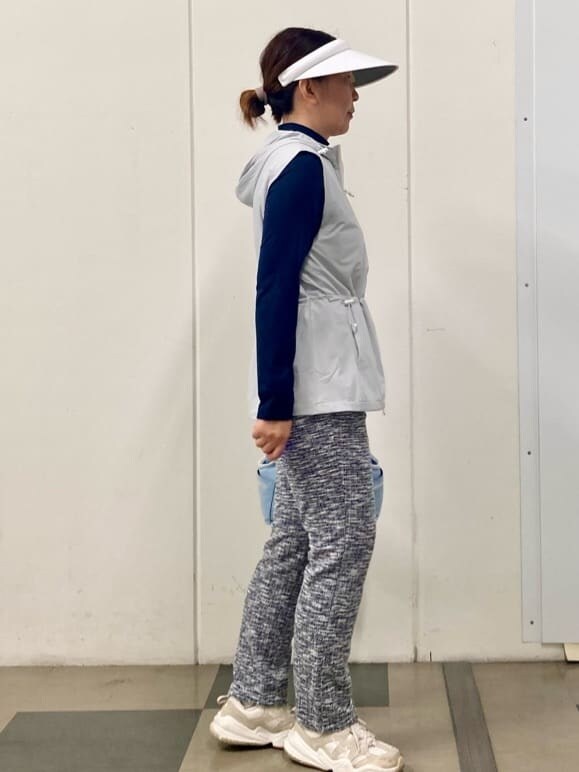 グレー系のベスト、ブルー系のTシャツ/カットソー、ブルー系のその他パンツを着用したレディースの春コーディネートの4枚目の写真