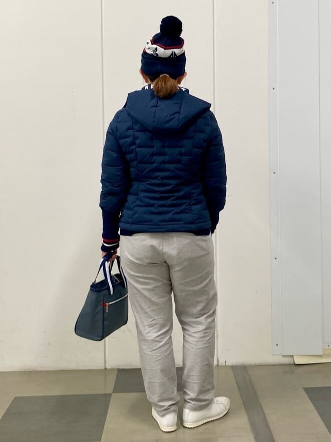 ブルー系のダウンジャケット/コート、グリーン系のニット/セーター、グレー系のその他パンツを着用したレディースの秋コーディネートの3枚目の写真