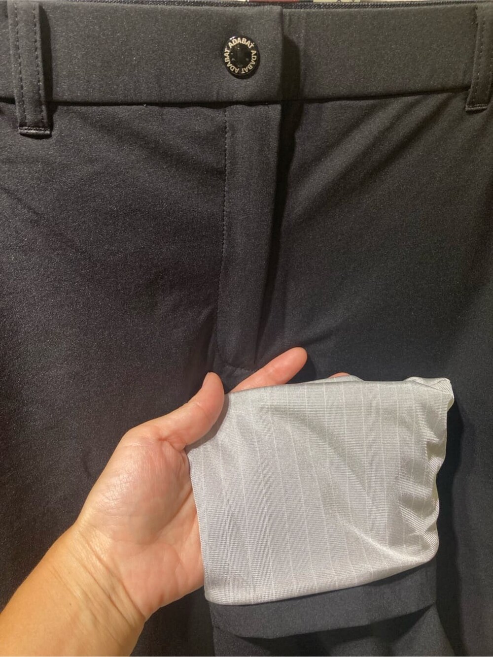 ホワイト系のTシャツ/カットソー、ブラック系のその他パンツ、ピンク系のショルダーバッグを着用したレディースの秋コーディネートの5枚目の写真