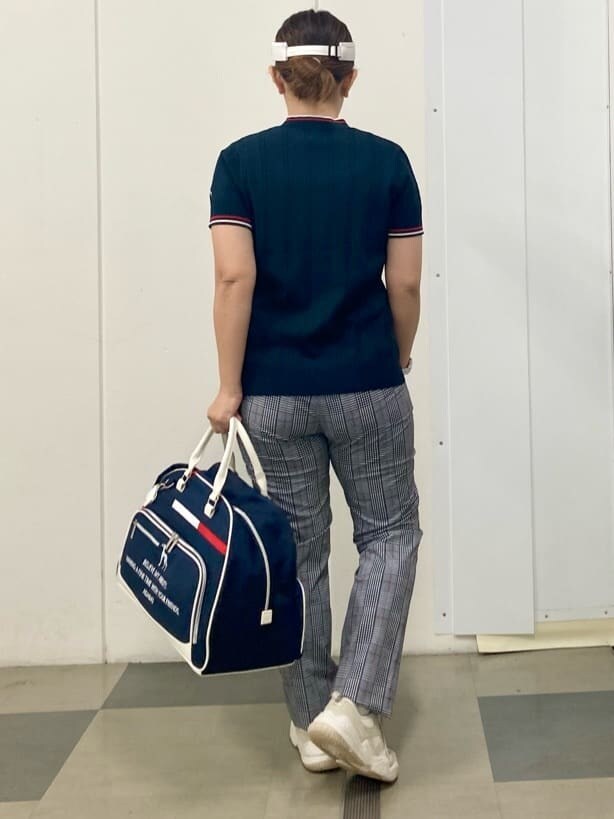ブルー系のニット/セーター、グレー系のその他パンツ、ブルー系のボストンバッグを着用したレディースの春コーディネートの3枚目の写真