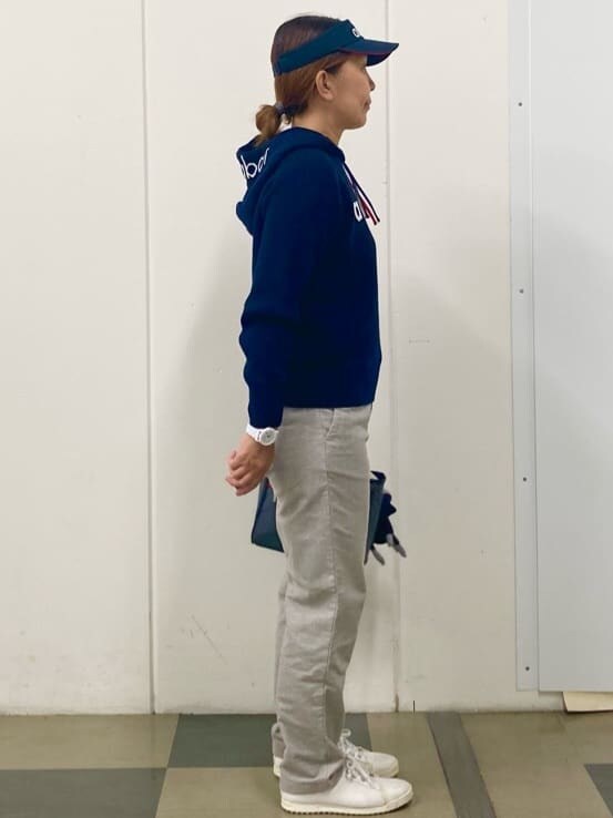 ブルー系のニット/セーター、グレー系のその他パンツ、グレー系のトートバッグを着用したレディースの秋コーディネートの4枚目の写真