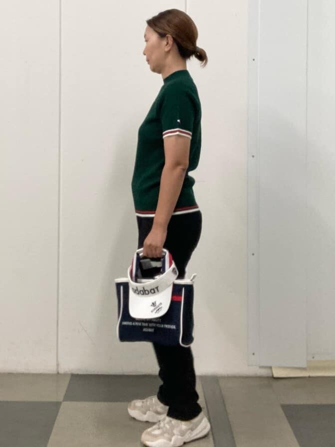 グリーン系のニット/セーター、ブルー系のその他パンツ、ブルー系のトートバッグを着用したレディースの夏コーディネートの2枚目の写真
