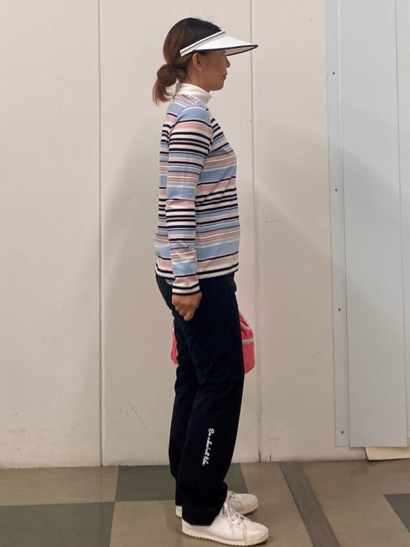 ホワイト系のTシャツ/カットソー、ブラック系のその他パンツ、ピンク系のショルダーバッグを着用したレディースの秋コーディネートの4枚目の写真