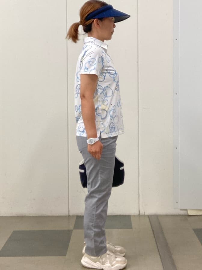 ブルー系のポロシャツ、ホワイト系のその他パンツ、ブルー系のショルダーバッグを着用したレディースの春コーディネートの4枚目の写真