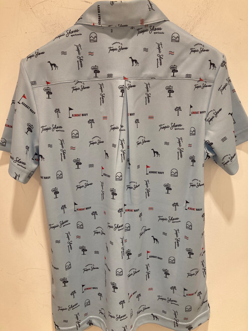 ブルー系のTシャツ/カットソー、ブラック系のその他パンツ、ブルー系のトートバッグを着用したレディースの夏コーディネートの6枚目の写真