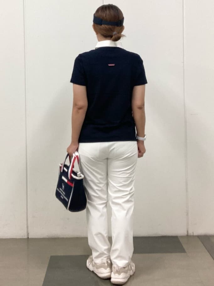 ブルー系のポロシャツ、ホワイト系のその他パンツ、ブルー系のトートバッグを着用したレディースの夏コーディネートの3枚目の写真