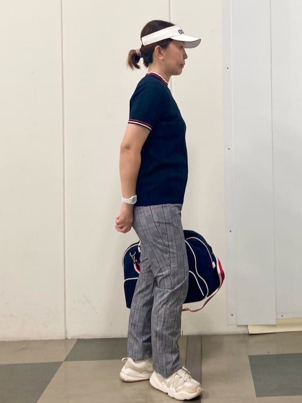 ブルー系のニット/セーター、グレー系のその他パンツ、ブルー系のボストンバッグを着用したレディースの春コーディネートの4枚目の写真
