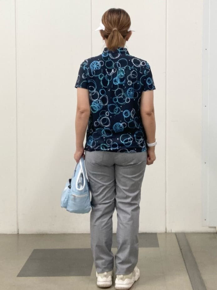 ホワイト系のその他パンツ、ブルー系のポロシャツ、ブルー系のショルダーバッグを着用したレディースの春コーディネートの3枚目の写真