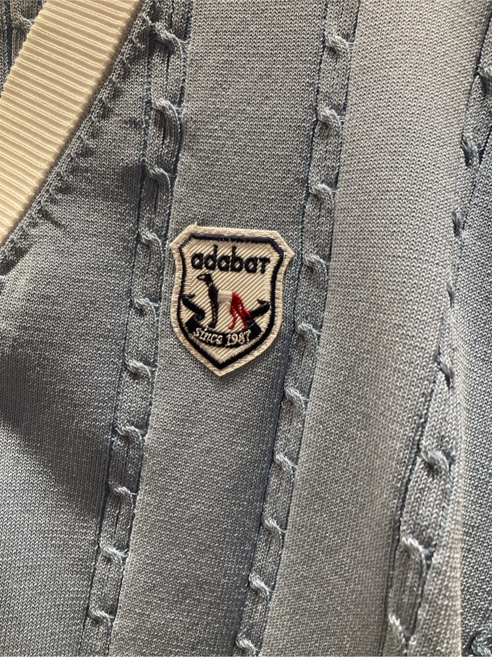 ブルー系のカーディガン/ボレロ、ホワイト系のTシャツ/カットソー、ブルー系のトートバッグを着用したレディースの冬コーディネートの5枚目の写真