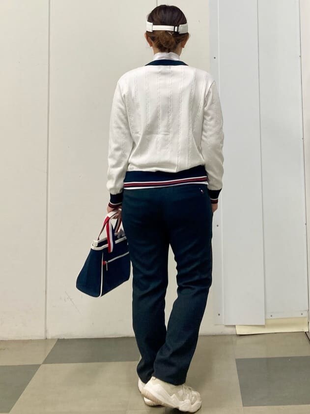 ホワイト系のカーディガン/ボレロ、ホワイト系のTシャツ/カットソー、ブラック系のその他パンツを着用したレディースの冬コーディネートの3枚目の写真