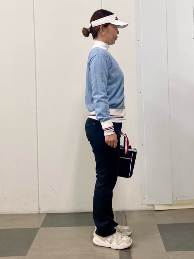 ブルー系のカーディガン/ボレロ、ホワイト系のTシャツ/カットソー、ブルー系のトートバッグを着用したレディースの冬コーディネートの4枚目の写真