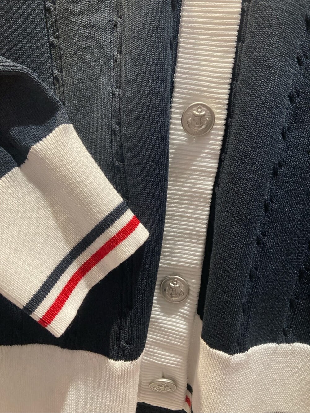 ブルー系のカーディガン/ボレロ、ホワイト系のTシャツ/カットソー、ブルー系のトートバッグを着用したレディースの冬コーディネートの6枚目の写真