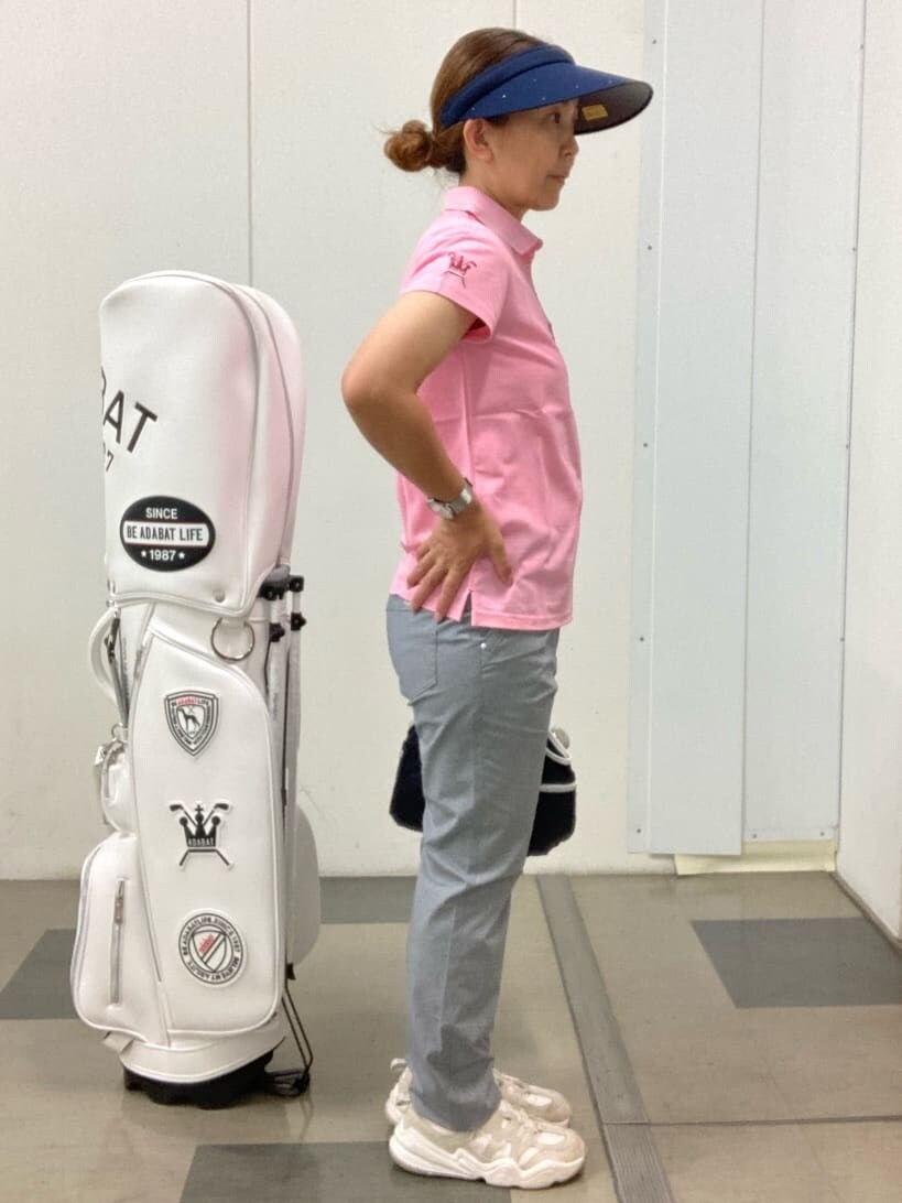 ホワイト系のその他パンツ、ピンク系のポロシャツ、ブルー系のサンバイザーを着用したレディースの夏コーディネートの4枚目の写真
