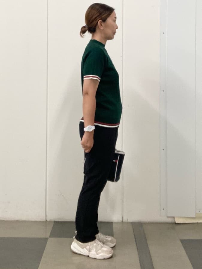 グリーン系のニット/セーター、ブルー系のその他パンツ、ブルー系のトートバッグを着用したレディースの夏コーディネートの4枚目の写真
