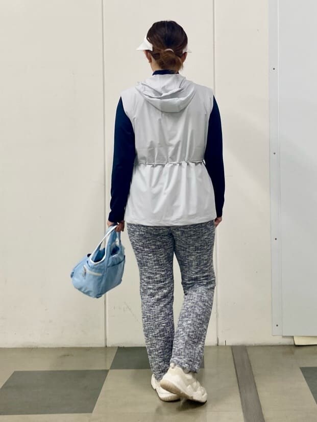 グレー系のベスト、ブルー系のTシャツ/カットソー、ブルー系のその他パンツを着用したレディースの春コーディネートの3枚目の写真