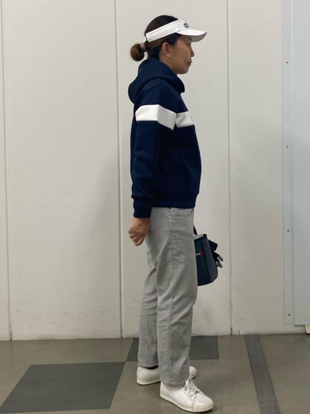 ブルー系のパーカー、グレー系のその他パンツ、グレー系のトートバッグを着用したレディースの秋コーディネートの2枚目の写真