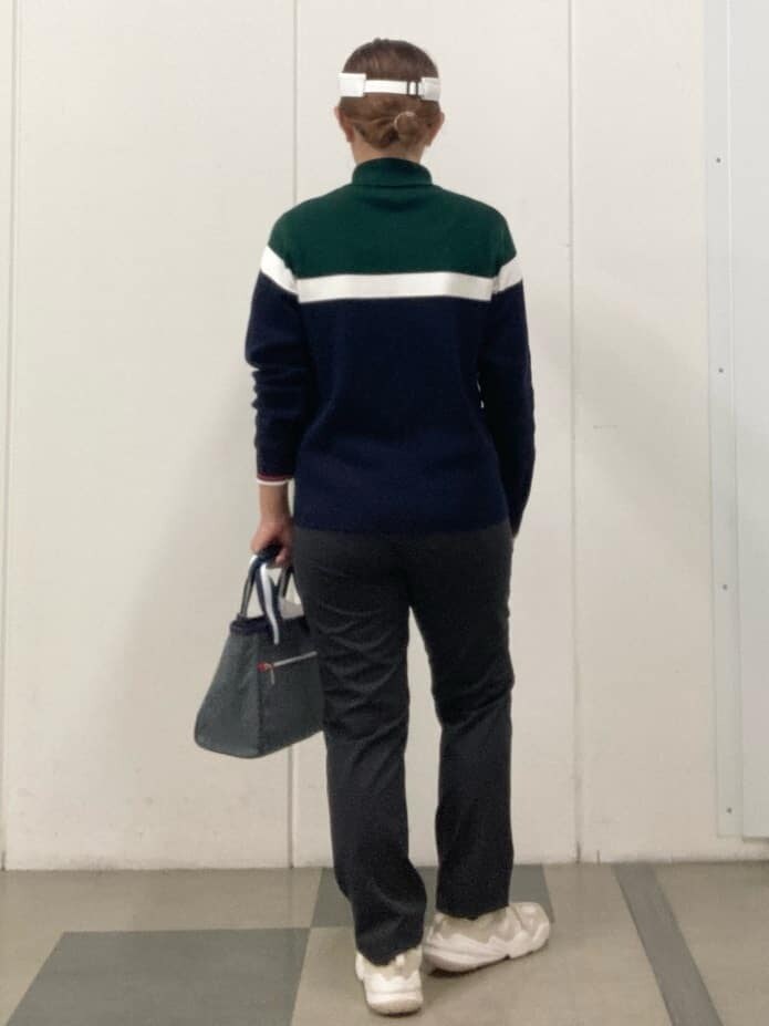 グリーン系のニット/セーター、ブラック系のその他パンツ、グレー系のトートバッグを着用したレディースの秋コーディネートの3枚目の写真