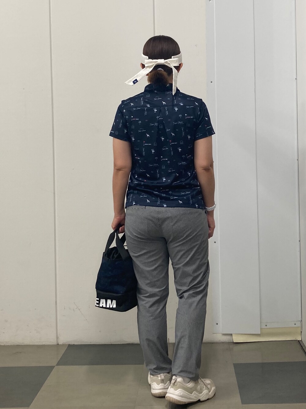 ブラック系のその他パンツ、ブルー系のトートバッグ、ブルー系のTシャツ/カットソーを着用したレディースの夏コーディネートの3枚目の写真